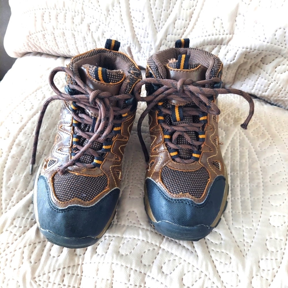 Boys Bass Pro Red Head waterproof ankle boots Size 1